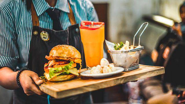 ilustrasi seorang waiter restoran (unsplash.com/@bimoluki02)