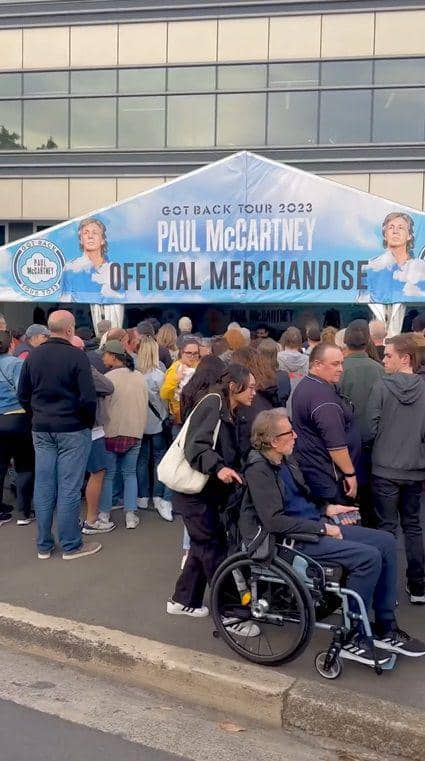 potret Desta nonton konser Paul McCartney di Australia (instagram.com/desta80s)