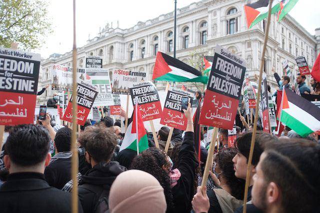 Aksi solidaritas dukung Palestina di Inggris (unsplash.com/Ehimetalor Akhere Unuabona)