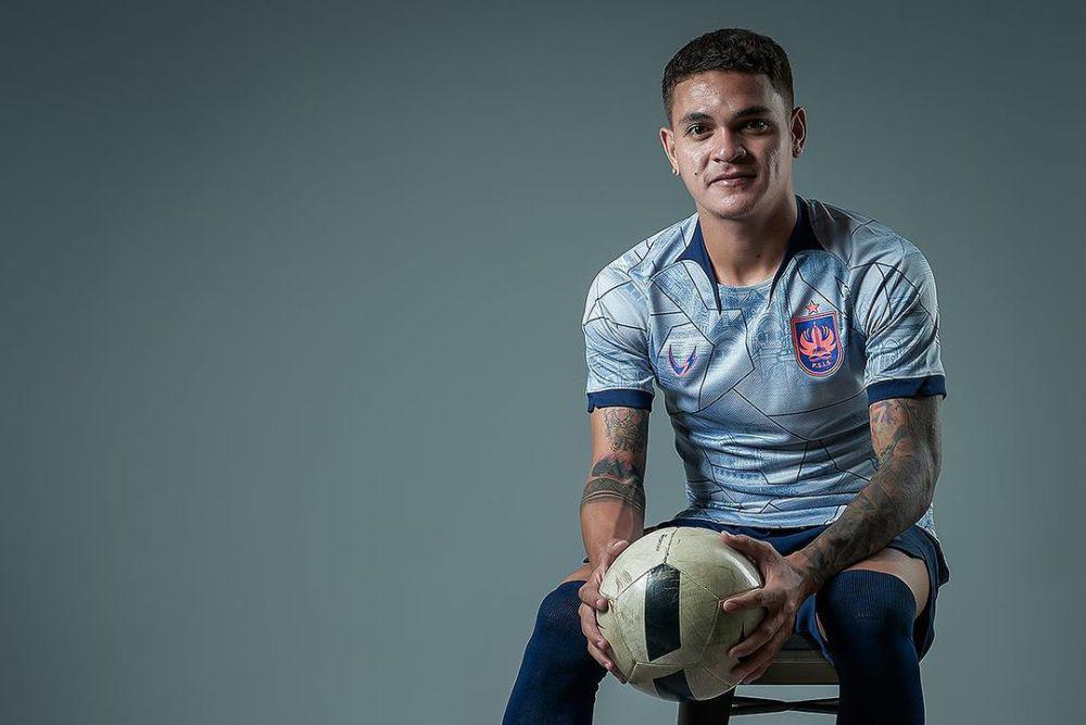 Gali Freitas sebagai model dalam peluncuran jersey ketiga PSIS Semarang pada musim 2023/2024. (instagram.com/psisfcofficial)