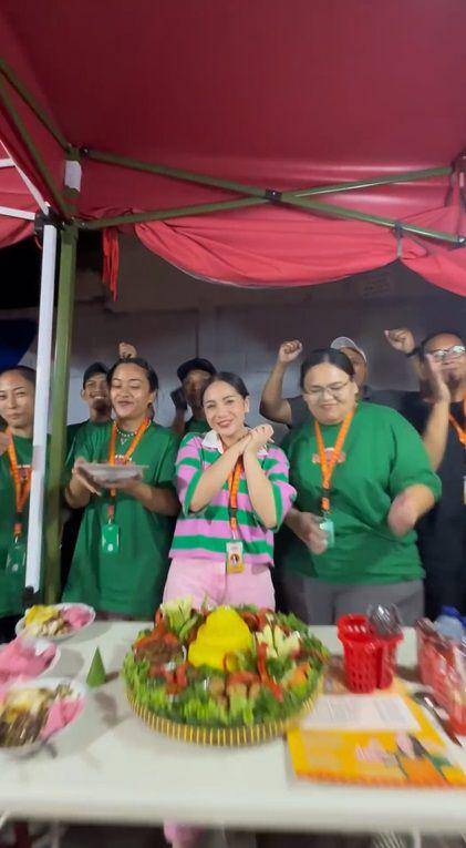 potret Nagita Slavina tumpengan pembukaan bisnis nasi goreng (instagram.com/raffinagita1717)