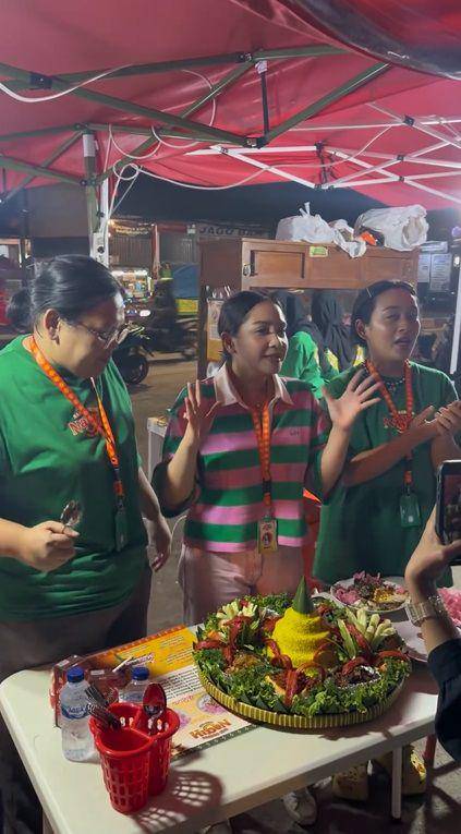potret Nagita Slavina tumpengan pembukaan bisnis nasi goreng (instagram.com/raffinagita1717)
