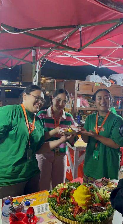 potret Nagita Slavina tumpengan pembukaan bisnis nasi goreng (instagram.com/raffinagita1717)