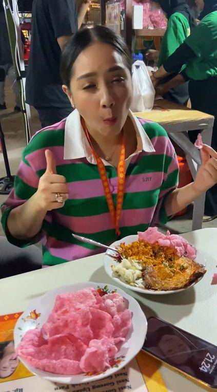 potret Nagita Slavina tumpengan pembukaan bisnis nasi goreng (instagram.com/raffinagita1717)