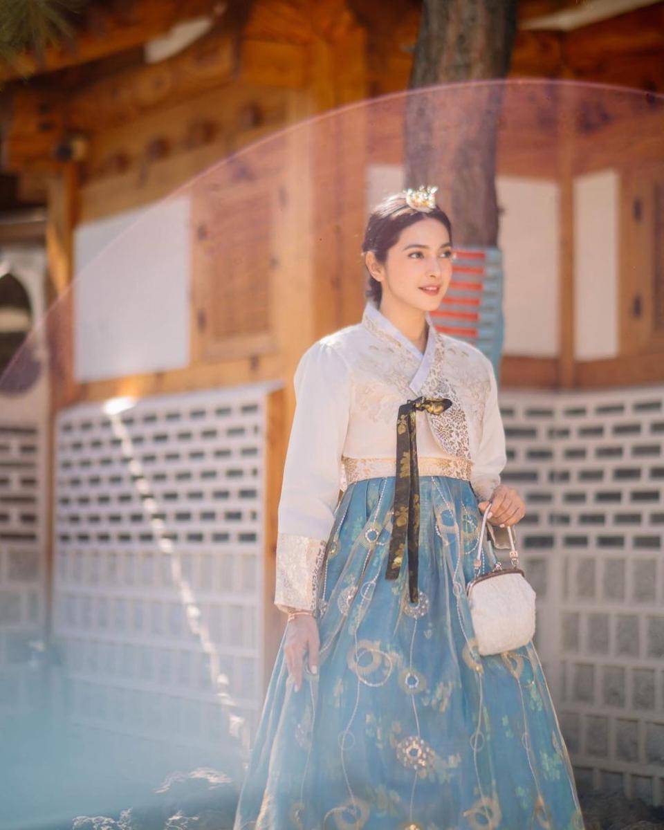 potret Nabila Syakieb menggunakan hanbok (instagram.com/nsyakieb85)