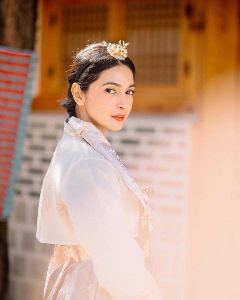 potret Nabila Syakieb menggunakan hanbok (instagram.com/nsyakieb85)