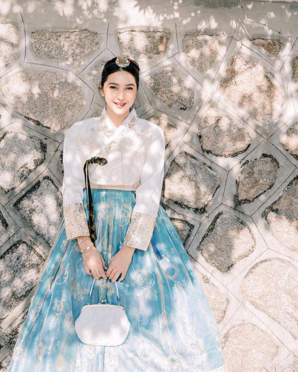 potret Nabila Syakieb menggunakan hanbok (instagram.com/nsyakieb85)