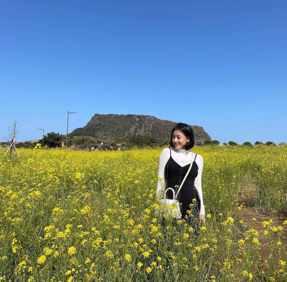 outfit nuansa putih ala Jihyo Twice (instagram.com/_zyozyo)