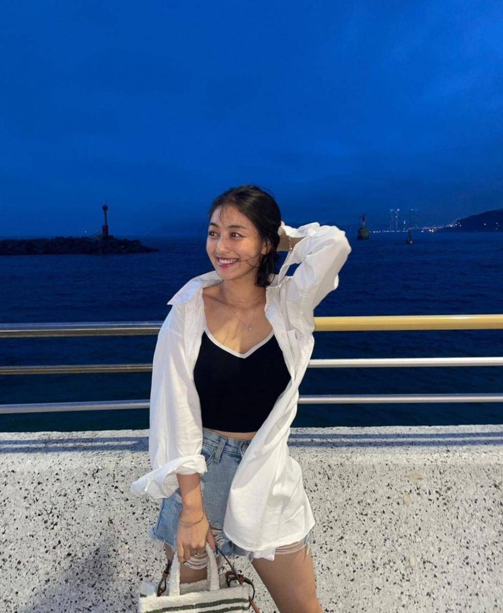 outfit nuansa putih ala Jihyo Twice (instagram.com/_zyozyo)