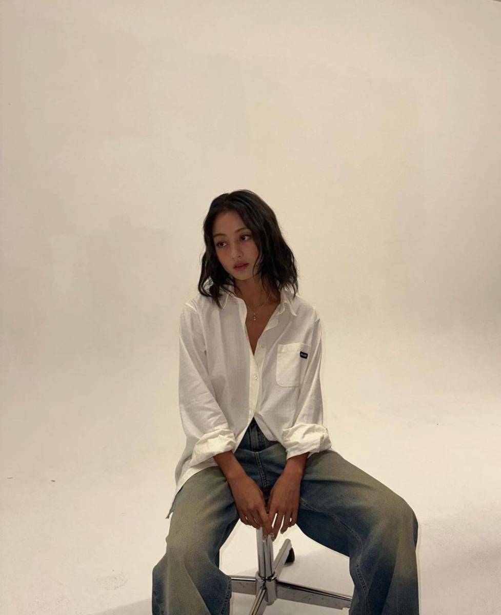 outfit nuansa putih ala Jihyo Twice (instagram.com/_zyozyo)