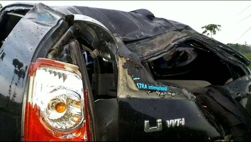 Mobil Avanza ringsek usai terlibat tabrakan dengan mobil box di Ngawi/ IDN Times/ Riyanto