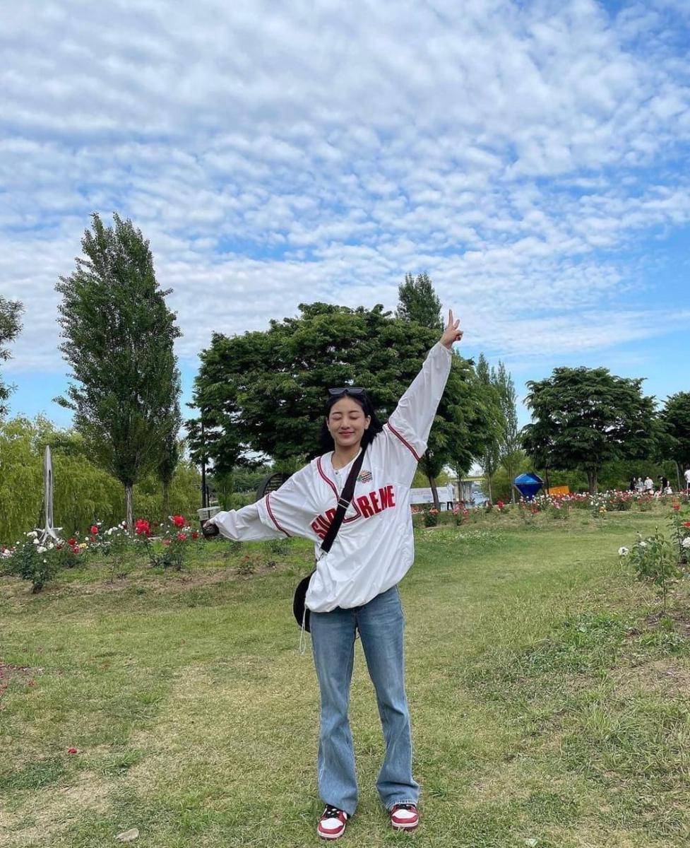 outfit nuansa putih ala Jihyo Twice (instagram.com/_zyozyo)