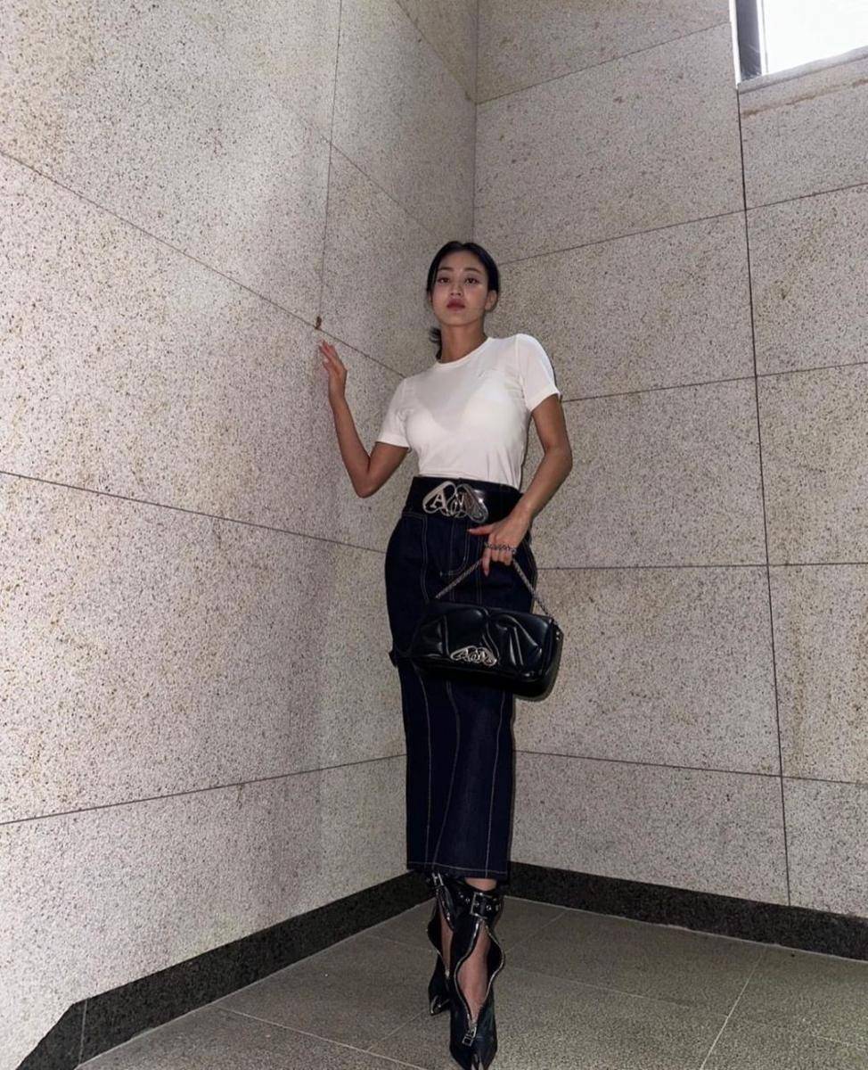 outfit nuansa putih ala Jihyo Twice (instagram.com/_zyozyo)