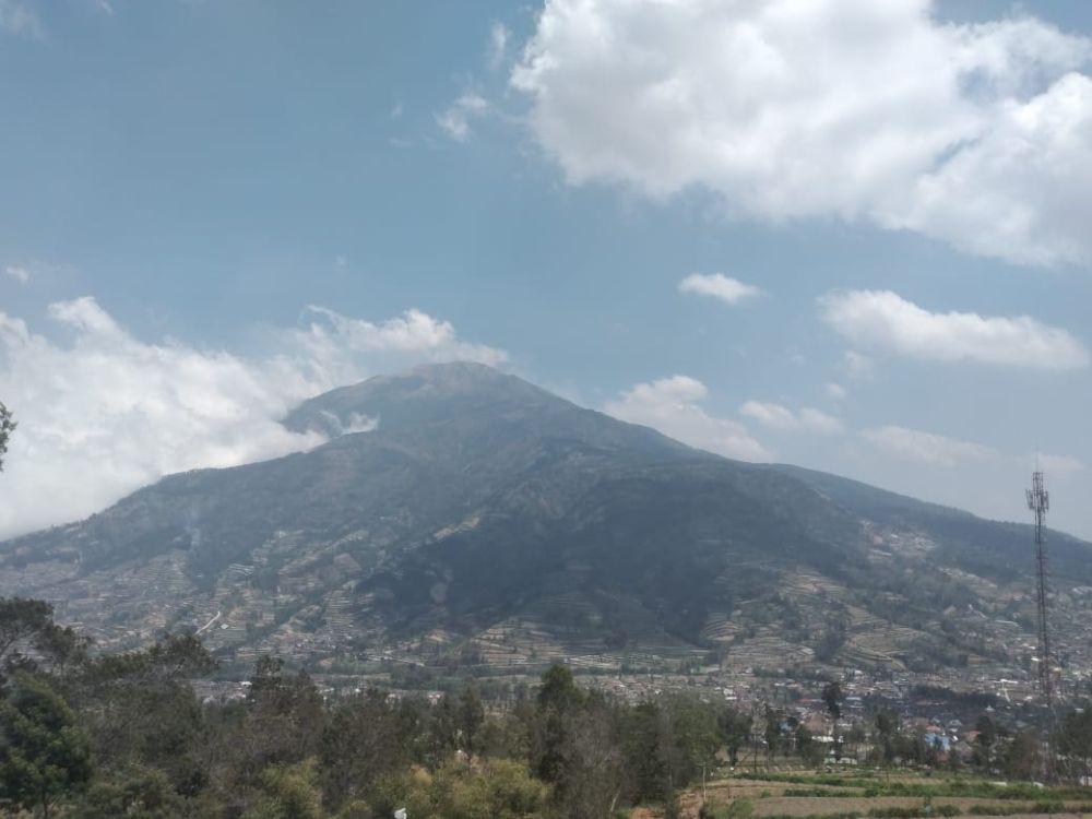 Jalur Pendakian Gunung Merbabu Tutup Selama Pemadaman Kebakaran