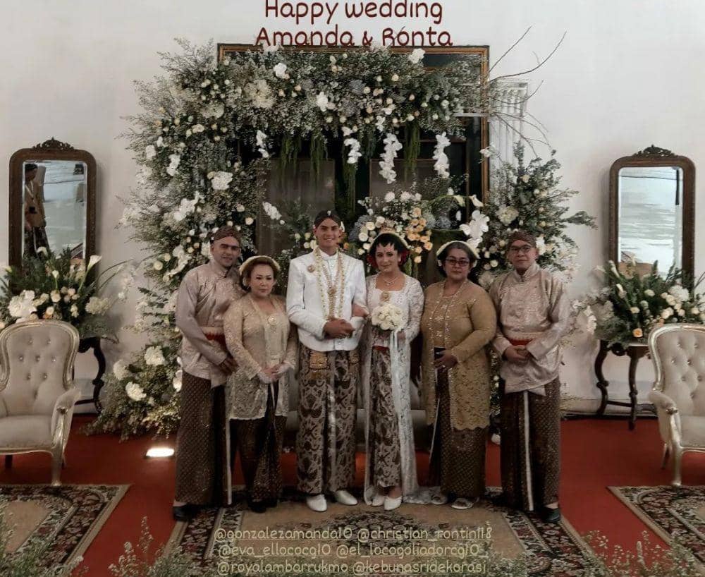 Gaya tamu di pernikahan Amanda Gonzales. (instagram.com/herupamungkasdekor)