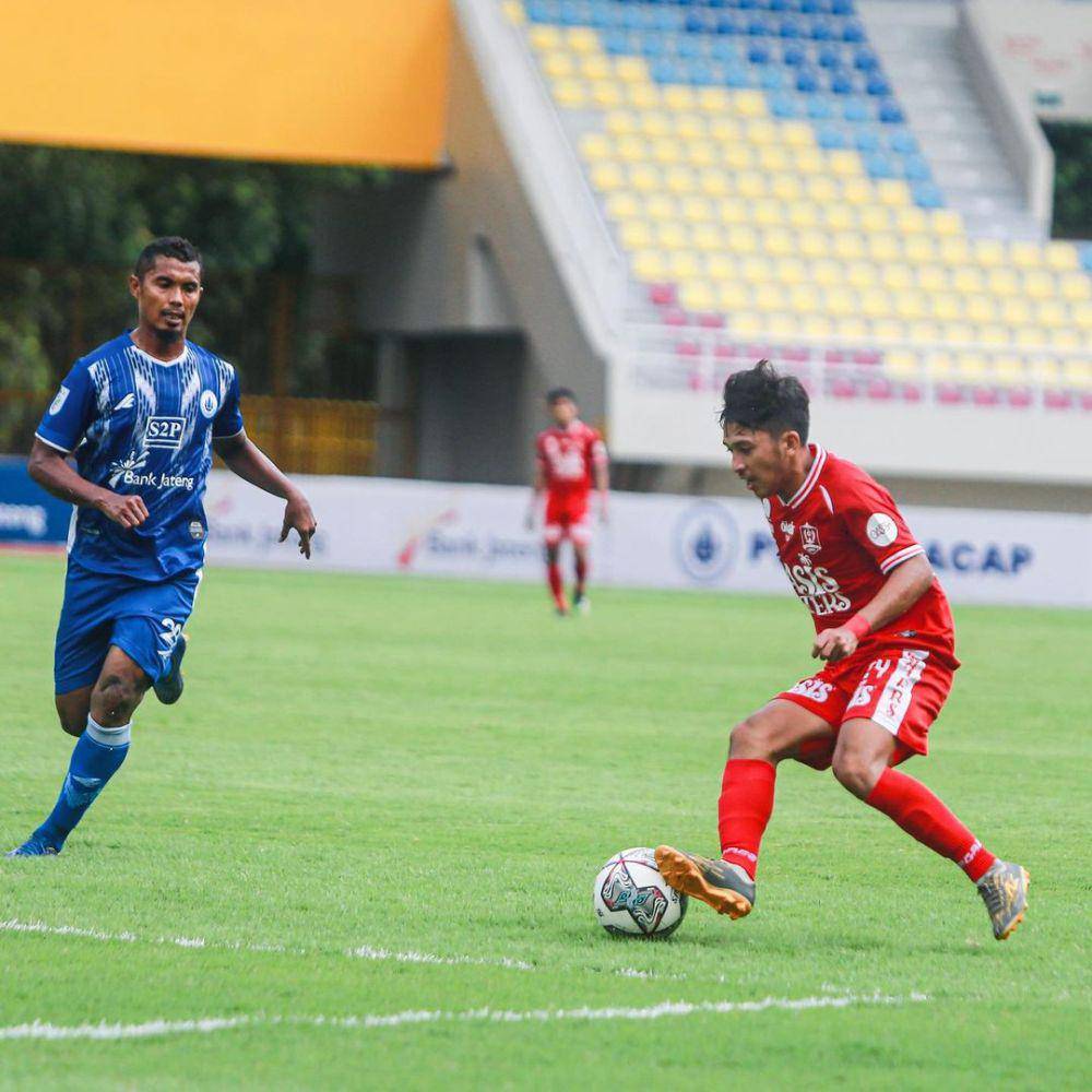 Arya Putra Gerryan S. Lawolo (jersey merah) saat membela Persijap Jepara (instagram.com/aryagerryan)