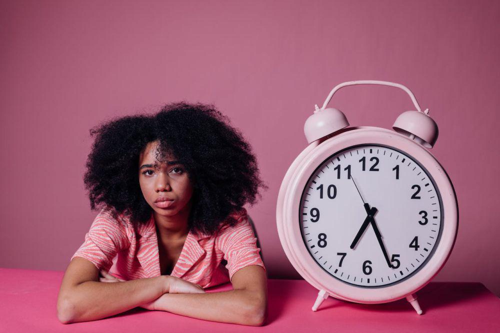 5 Cara Mengatasi Alarm Anxiety, Bikin Tidur Lebih Nyenyak