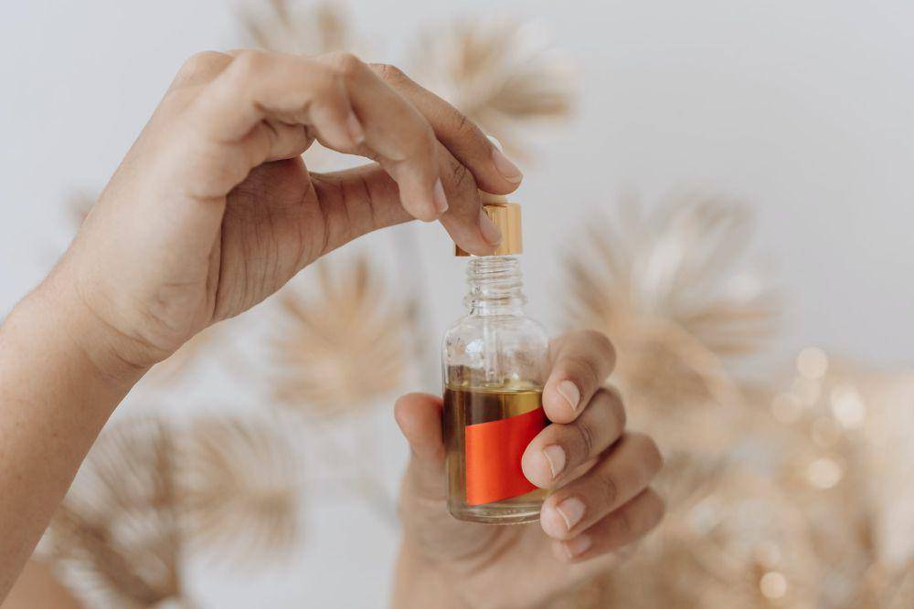 ilustrasi face oil (pexels.com/Mikhail Nilov)