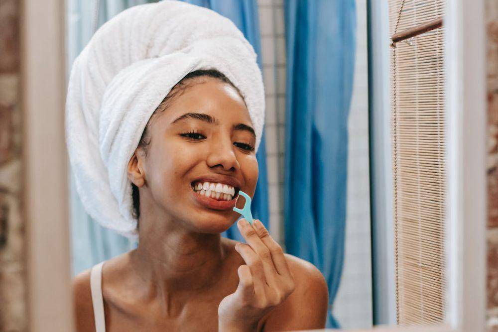ilustrasi flossing gigi (pexels.com/@sora-shimazaki)