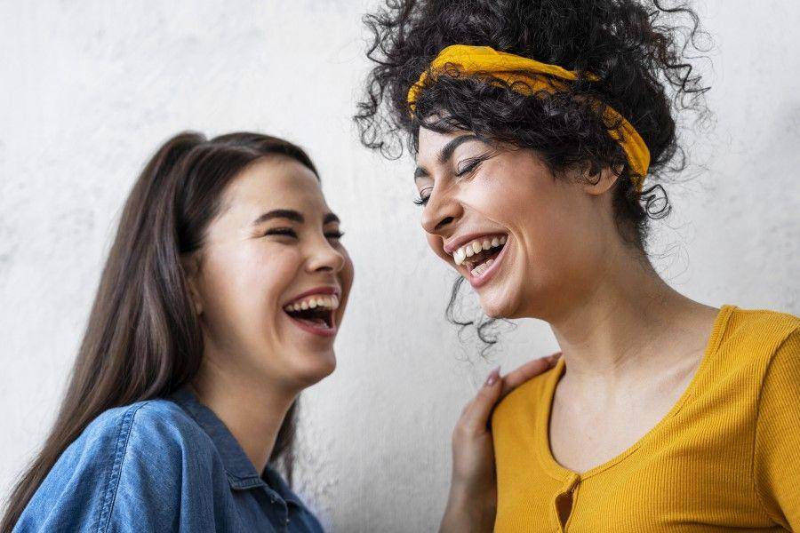 ilustrasi kakak dan adik perempuan (freepik.com/Freepik)