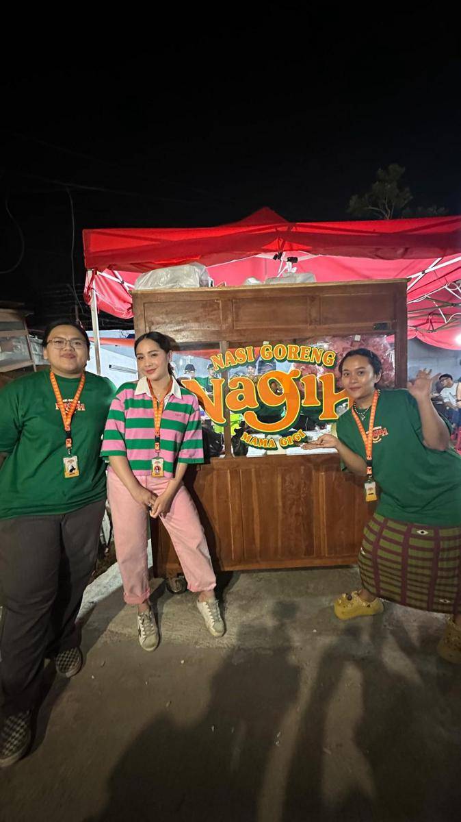 potret Nagita Slavina tumpengan pembukaan bisnis nasi goreng (instagram.com/raffinagita1717)