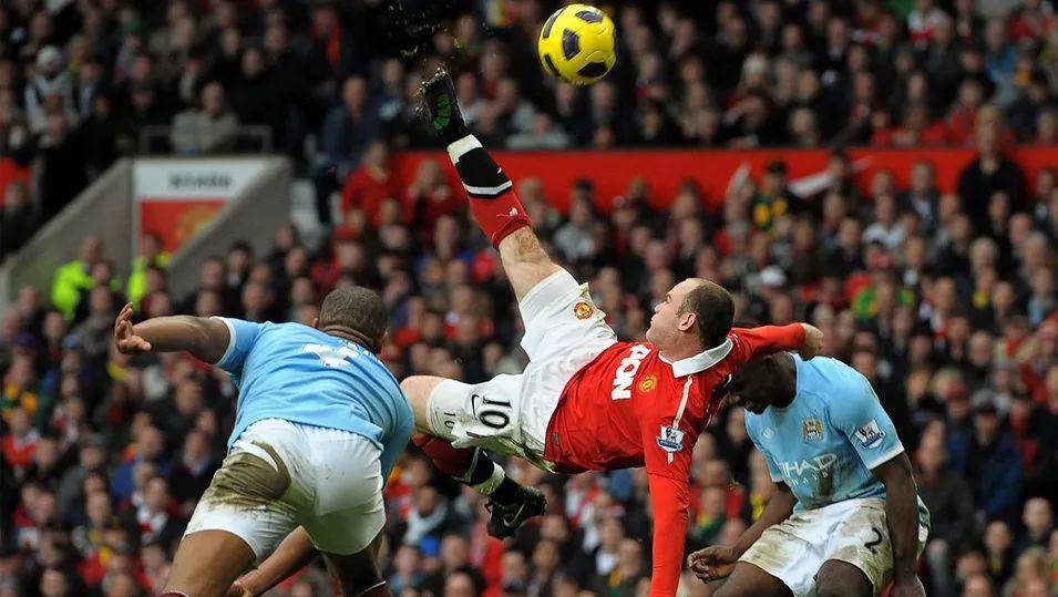 Wayne Rooney mencetak gol salto saat derbi Manchester 2011. (premierleague.com)