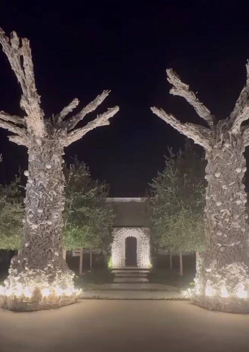 potret depan rumah Kim Kardashian di malam hari (instagram.com/kimkardashian)