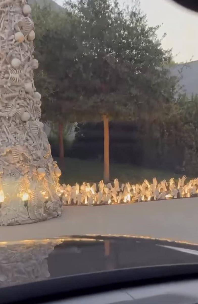 potret perkarangan rumah Kim Kardashian di malam hari (instagram.com/kimkardashian)