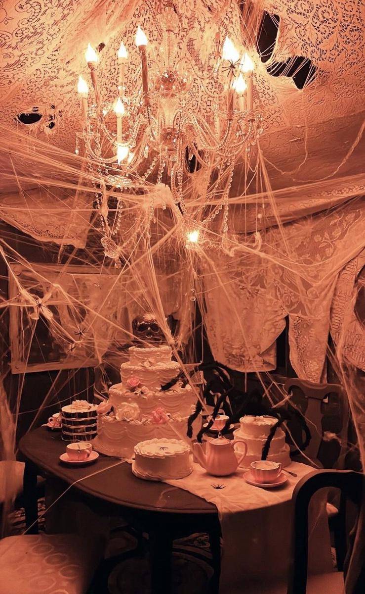 potret rumah hantu di belakang rumah Kim Kardashian (instagram.com/kimkardashian)