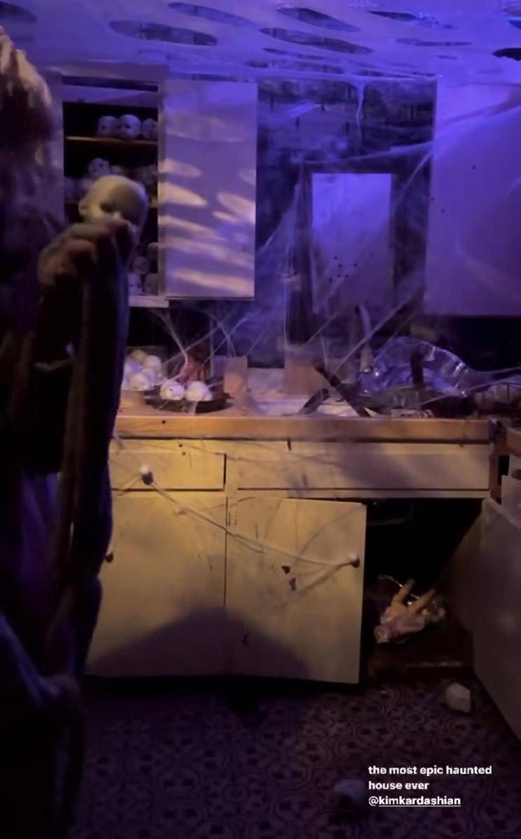 potret rumah hantu di belakang rumah Kim Kardashian (instagram.com/kimkardashian)