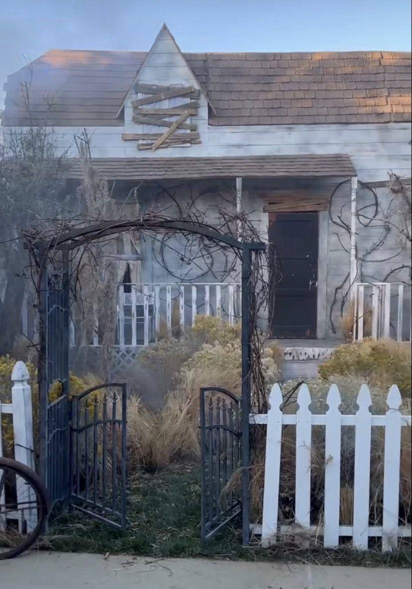 potret rumah hantu di belakang rumah Kim Kardashian (instagram.com/kimkardashian)