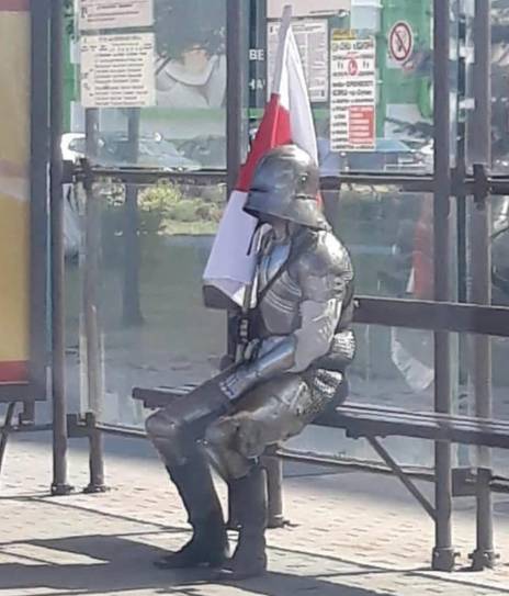 potret orang pakai zirah di tempat umum (instagram.com/disturbingzone)