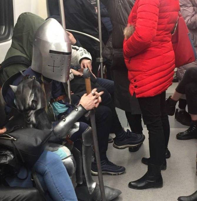 potret orang pakai zirah di tempat umum (reddit.com/deleted)