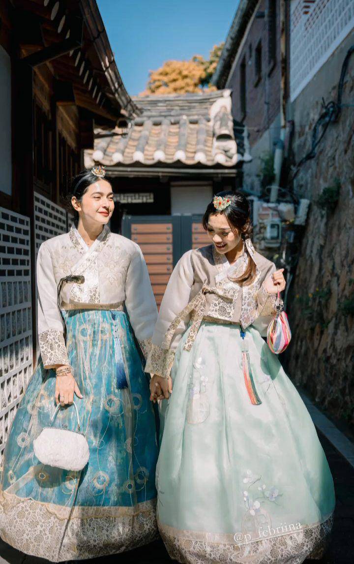 potret Nabila Syakieb menggunakan hanbok (instagram.com/nsyakieb85)