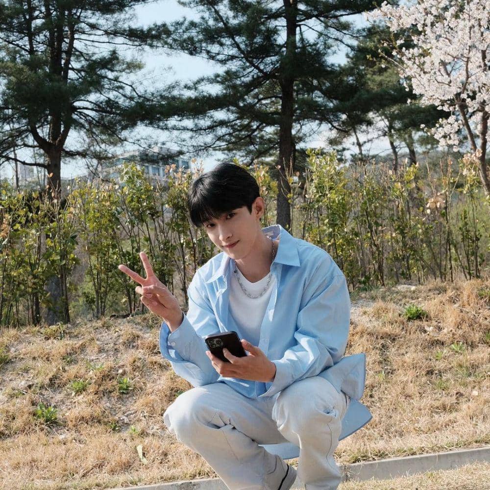 outfit cerah ala DK SEVENTEEN (instagram.com/dk_is_dokyeom)