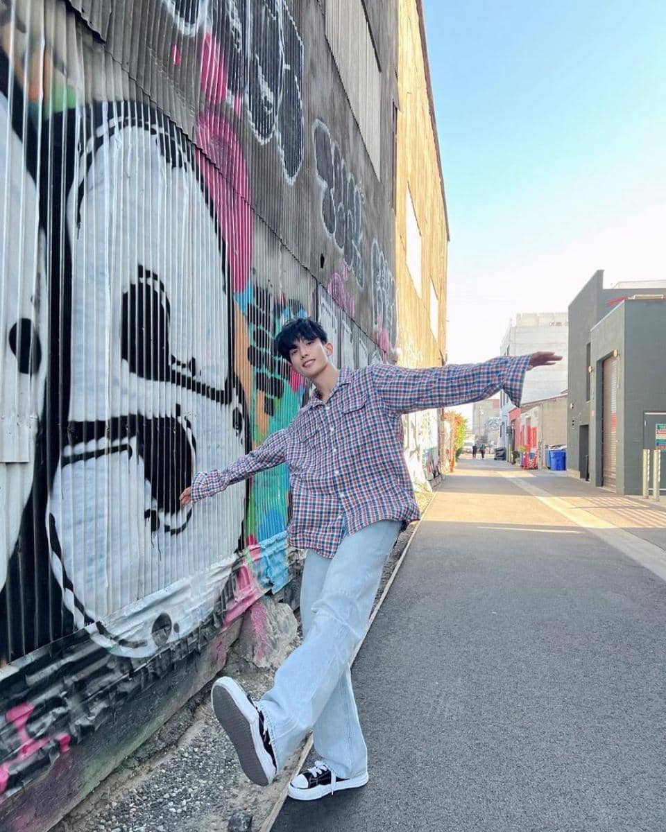 outfit cerah ala DK SEVENTEEN (instagram.com/dk_is_dokyeom)