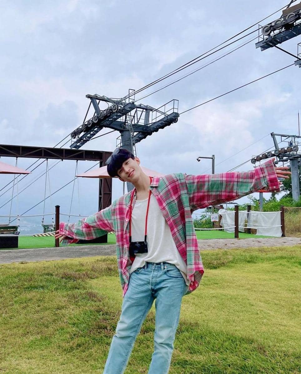 outfit cerah ala DK SEVENTEEN (instagram.com/dk_is_dokyeom)