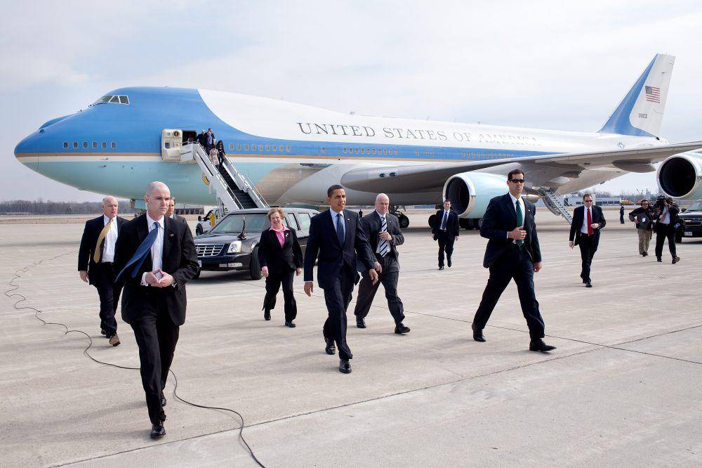 Presiden Amerika Serikat, Barack Obama, bersama Senator Sherrod Brown, Perwakilan Mary Jo Kilroy, dan agen Dinas Rahasia tiba di Bandara Internasional Port Columbus di Columbus, Ohio. (commons.wikimedia.org/White House/Pete Souza)