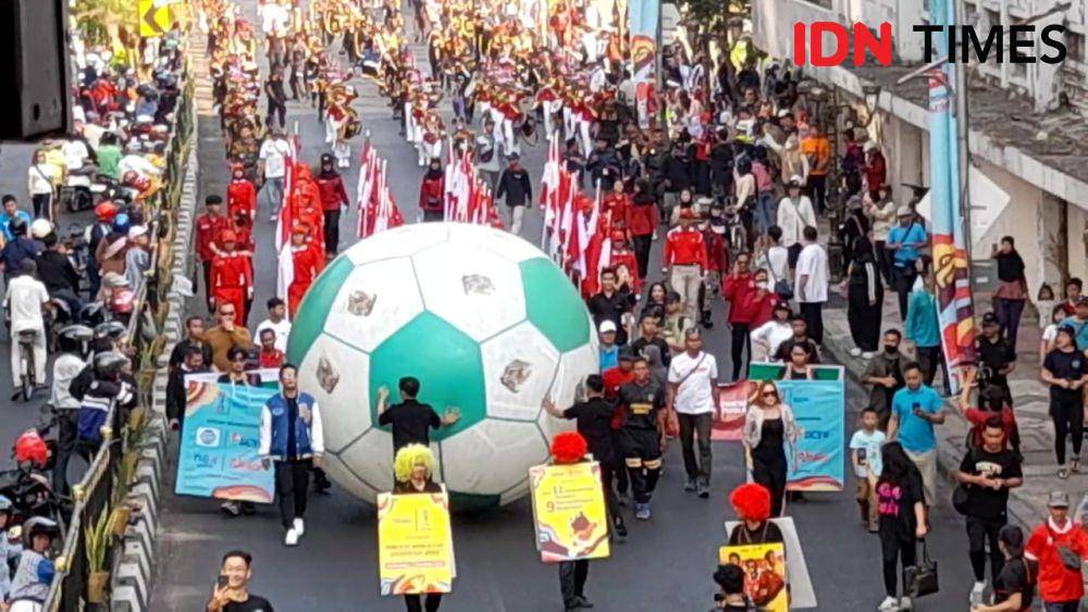 Arak-arakan warga Surabaya dalam Tur Trofi Piala Dunia yang juga dihadiri Menpora dan Ketum PSSI. (IDN Times/Khusnul Hasana).