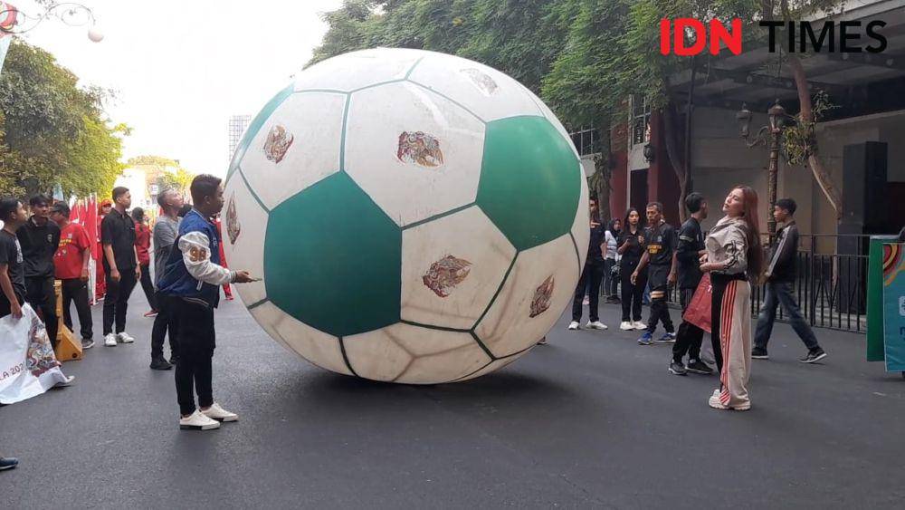 Bola raksasa yang diarak warga menyambut Piala Dunia U-17 di Surabaya. (IDN Times/Khusnul Hasana).