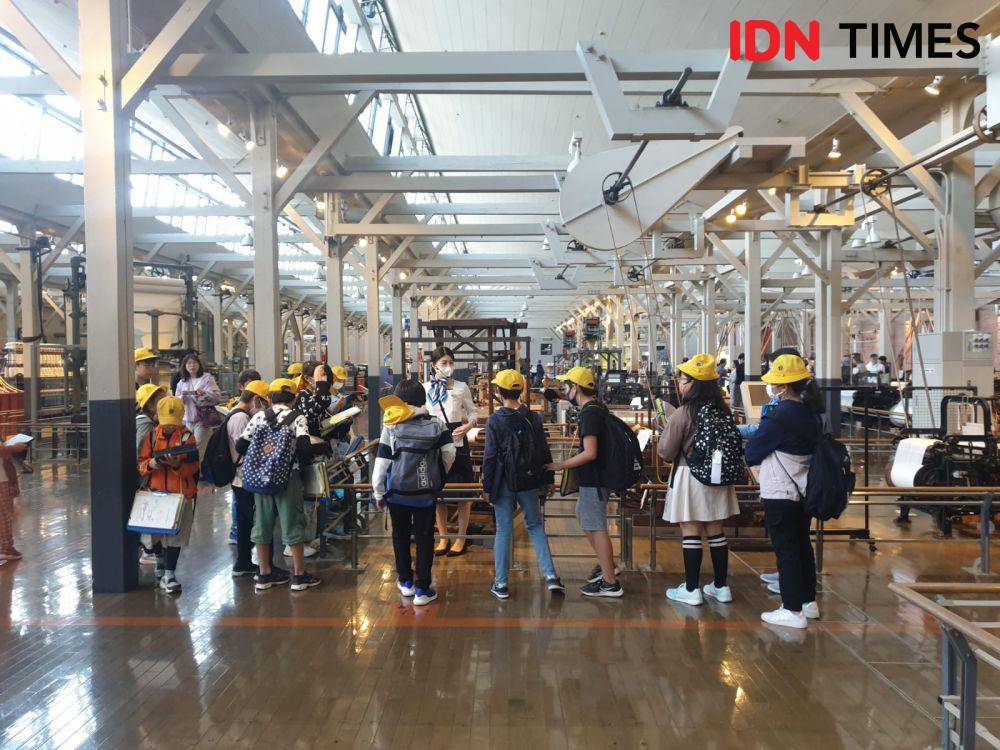 Anak-anak sekolah juga berkunjung untuk mengetahui dan belajar sejarah Toyota (IDN Times / Uni Lubis)