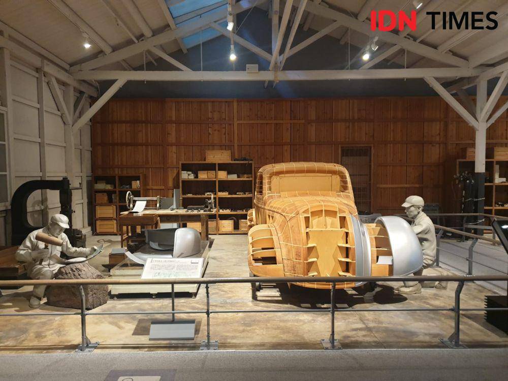 Diorama saat Kiichiro Toyoda bereksperimen membangun mobil pertamanya (IDN Times / Uni Lubis)
