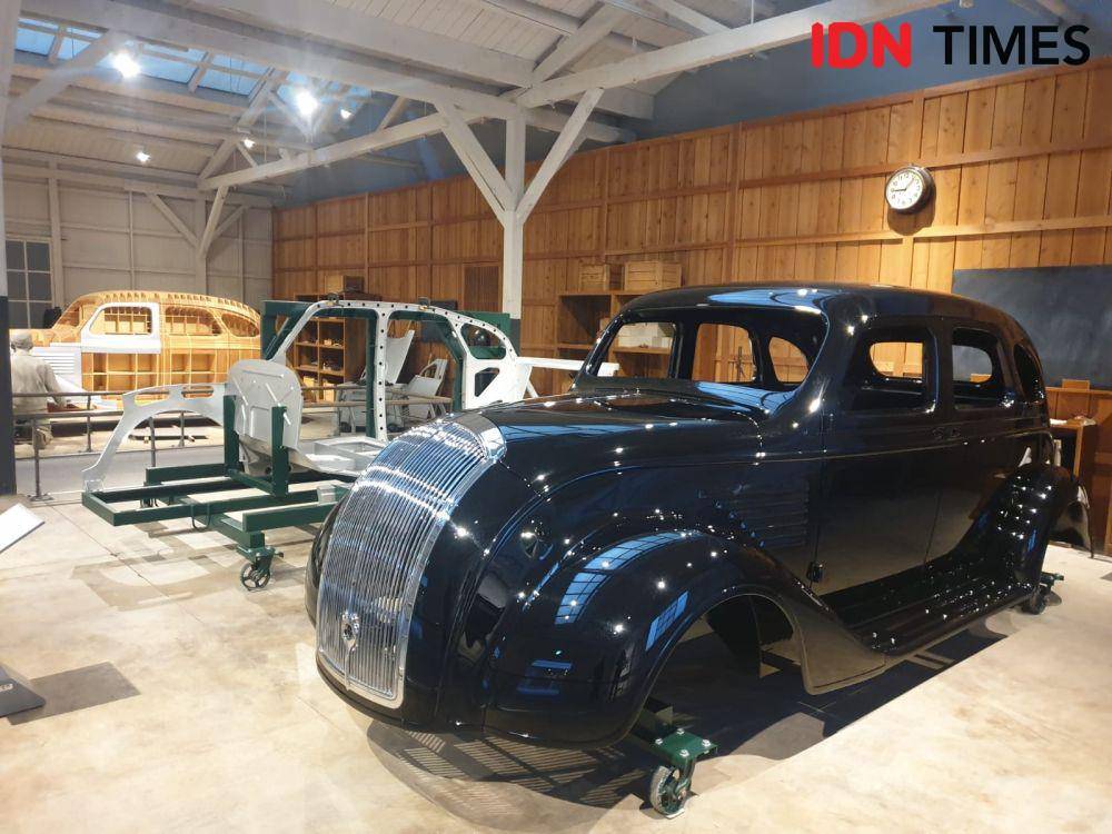 Paviliun Otomobil yang berisikan berbagai line up mobil dari 1950-an hingga sekarang (IDN Times / Uni Lubis)