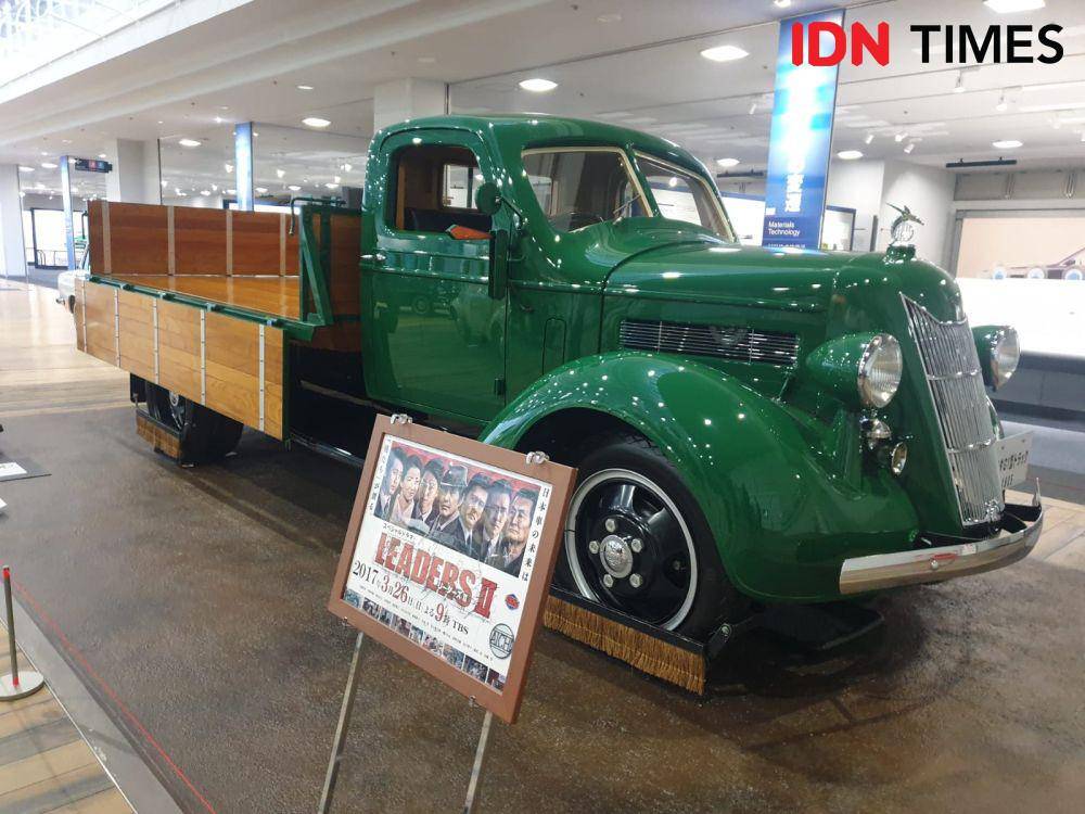 Truk klasik yang pernah tampil dalam sebuah film lawas dipajang di Toyota Commemorative Industry and Technology Museum Nagoya (IDN Times / Uni Lubis)
