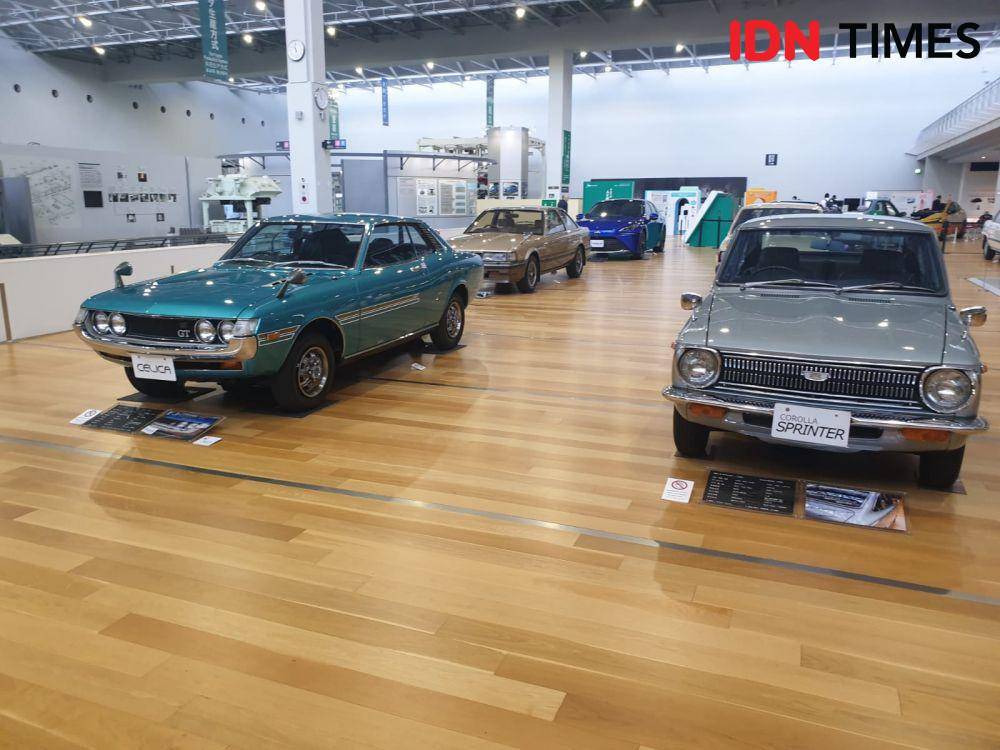 Toyota Celica (kiri) dan Corolla klasik yang ada di Toyota Commemorative Industry and Technology Museum (IDN Times / Uni Lubis)