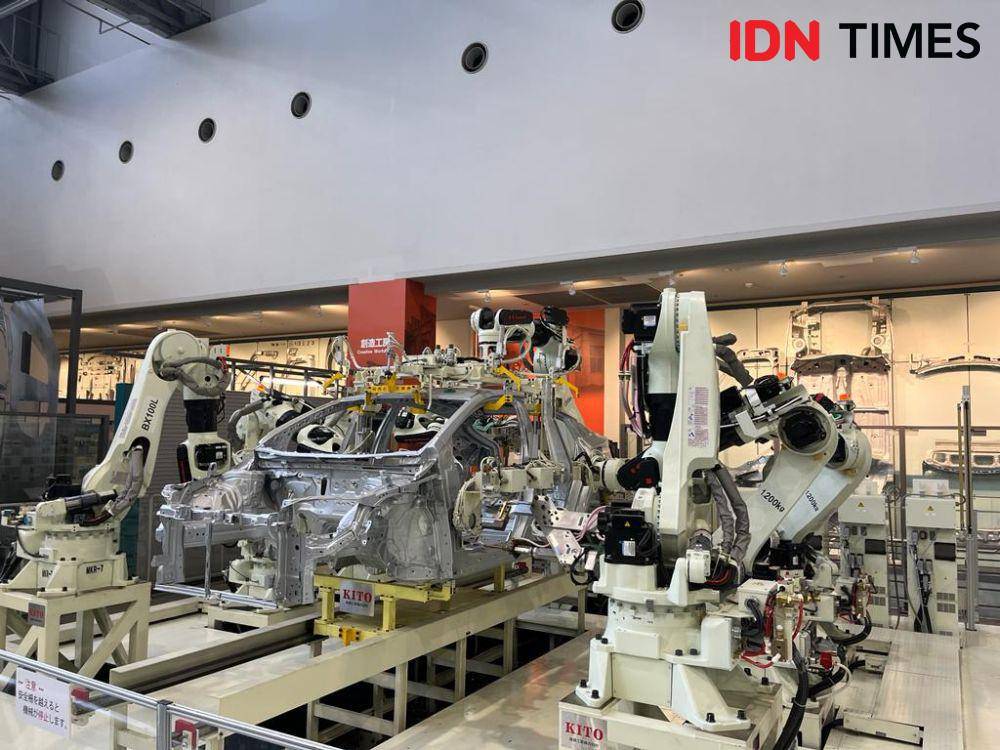 Robot dengan Artificial Intelligence yang sedang merakit mobil Toyota (IDN Times / Uni Lubis)