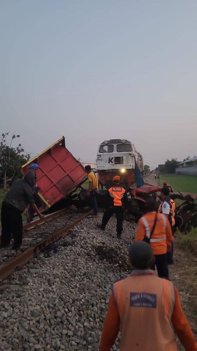 Truk di Kediri Tertabrak Kereta Api, Terseret 500 Meter
