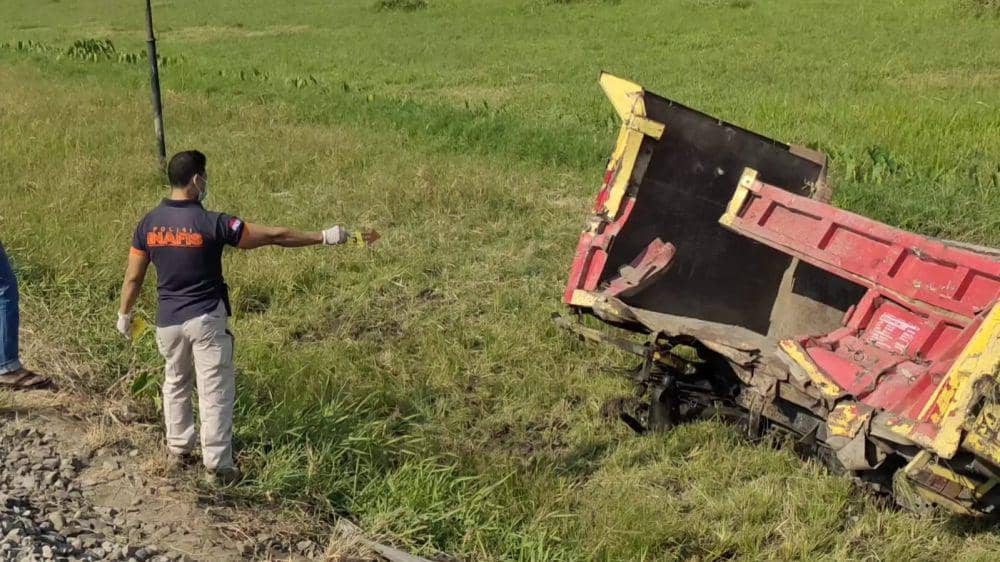Bangkai truck yang tertabrak Kereta Api di Kediri. IDN Times/ istimewa