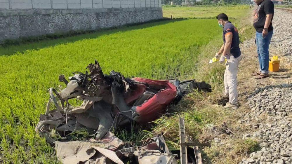 Bangkai truck yang tertabrak Kereta Api di Kediri. IDN Times/ istimewa