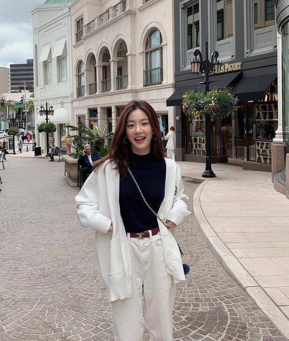 outfit hangout kece ala Lee Yoo Bi (instagram.com/yubi_190)